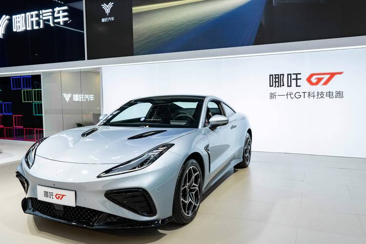 重庆158哪吒汽车在智能汽车领域的表现，领途汽车在新能源汽车市场中的影响力